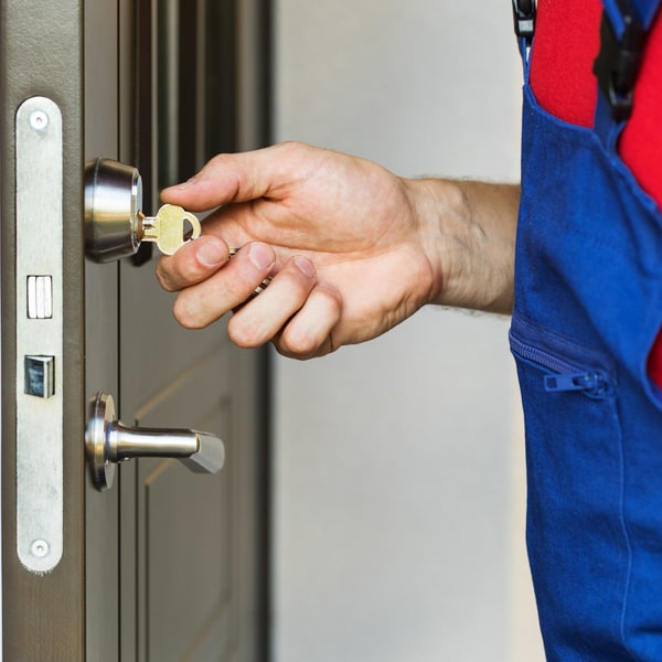 en nuestra cerrajería residencial realizamos copias de llaves de todo tipo